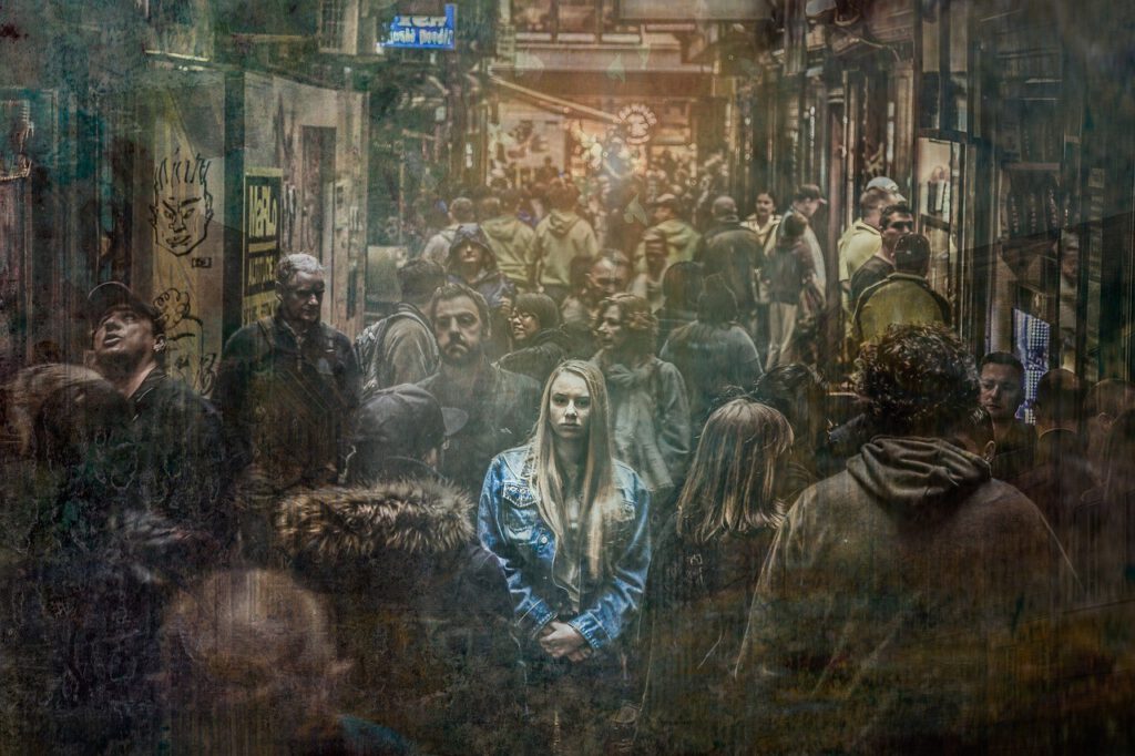 https://pixabay.com/nl/photos/vrouw-alleen-menigte-verdrietig-2666433/
wie ben ik